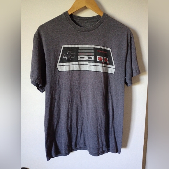 Nintendo Gray Unisex T-Shirt with Retro Controller Design Size Medium - Picture 1 of 4